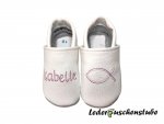 Lederpuschen als Taufschuh in weiß, rechts mittig den Namen (helllila), links Fisch von Rockqueen (lila-helllila)